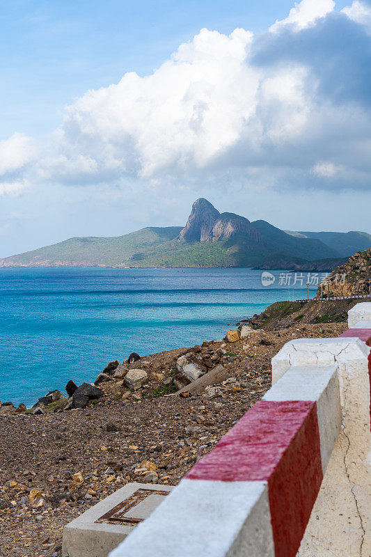 越南，Con Dao岛，Nhat海滩的海景路。美丽而宁静，是越南值得骄傲的旅游目的地。